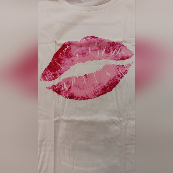 Lips T Shirt 💋 - Picture 3 of 3